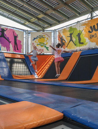 Des enfants sautent sur des trampolines au parc intérieur de Vakantiepark Ackersate, Gueldre, Pays-Bas.