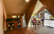 Innenansicht eines Safarizeltes auf Flower Camping Monplaisir in Frankreich, Familie beim Essen.