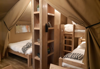 Interieur van een safaritent op Camping Le Bois de la Gachère in Frankrijk met comfortabele bedden.