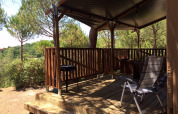 Tente safari Lodgetent avec installations sanitaires au Camping Paradiso, Italie, terrasse en bois et chaises.