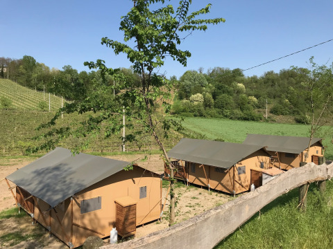 Safari-telte med egen sanitærfacilitet på Agriturismo Le Sorgive e Le Volpi i Italien med grønne marker.