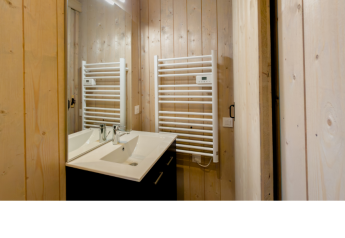 Badezimmer mit Doppelwaschbecken, Holzvertäfelung und weißem Handtuchheizkörper im Ecolodge l 2 Slaapkamers.