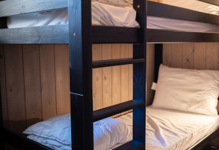 Gemütliches Etagenbett in Ecolodge Hameau de l'Ourthe, Belgien, mit Holzverkleidung und minimalistischem Stil.