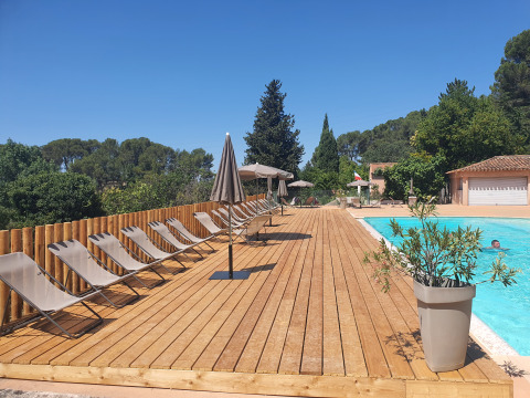 Zwembad met ligstoelen en parasols bij Camping d'Aix en Provence, Provence-Alpes-Côte d’Azur, Frankrijk.