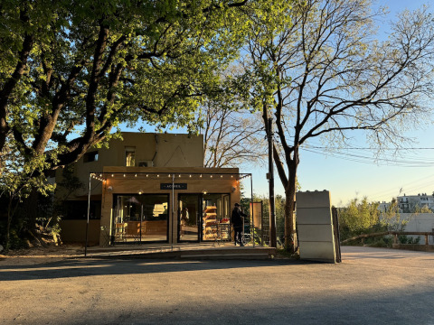 Indgang til Camping d'Aix en Provence, omgivet af grønne træer, feriepark i Provence, Frankrig.