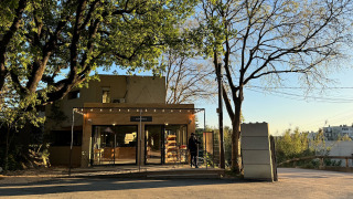 Ingang van Camping d'Aix en Provence, te midden van bomen, vakantiepark in Zuid-Frankrijk.