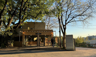 Eingang zum Camping d'Aix en Provence, umgeben von Bäumen, Ferienpark in Südfrankreich.