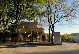Entrée du Camping d'Aix en Provence, entourée d’arbres, parc de vacances dans le sud de la France.