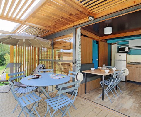 Overdekt terras met moderne keuken en eethoek bij Camping d'Aix en Provence, Provence-Alpes-Côte d’Azur, Frankrijk.