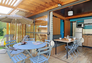 Terrasse couverte et coin repas avec cuisine moderne au Camping d'Aix en Provence, Provence-Alpes-Côte d’Azur, France.