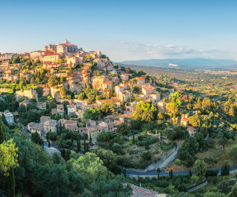 Panorama einer Hügelstadt bei Aix-en-Provence in der Provence-Alpes-Côte d’Azur in Frankreich mit grüner Landschaft.