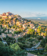 Panoramisch uitzicht op een heuvelstad nabij Aix-en-Provence in Provence-Alpes-Côte d’Azur, Frankrijk, omringd door groen.