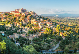 Vue panoramique d’un village perché près d’Aix-en-Provence en Provence-Alpes-Côte d’Azur, France, entouré de verdure.