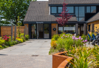 Ingang van de receptie bij Vakantiechalet comfort+ in Vakantiepark De Wiedense Meren, Nederland.