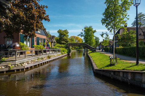 Photo du canal près du Vakantiechalet comfort+ au Vakantiepark De Wiedense Meren, Pays-Bas, par une journée ensoleillée.