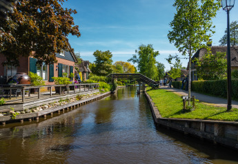 Afbeelding van het kanaal bij Vakantiechalet comfort+ in Vakantiepark De Wiedense Meren, Nederland, op een zonnige dag.