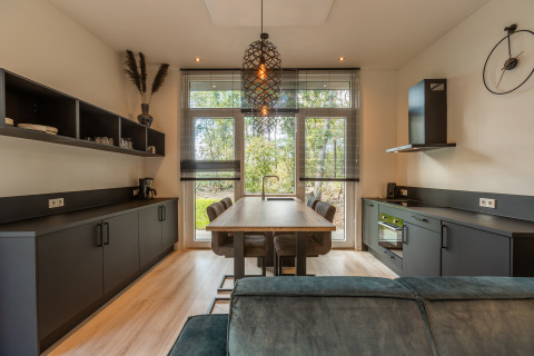 Cuisine et coin repas modernes et compacts dans la Bosrand Wellness Cabin Premium au Vakantiepark De Wiltzangh.