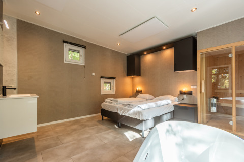 Modern interieur in Bosrand Wellness Cabin Premium bij Vakantiepark De Wiltzangh, Nederland.