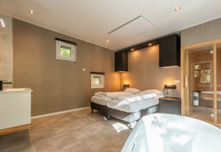 Modern interieur in Bosrand Wellness Cabin Premium bij Vakantiepark De Wiltzangh, Nederland.