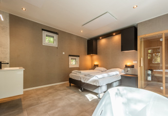 Interni moderni della Bosrand Wellness Cabin Premium al Vakantiepark De Wiltzangh nei Paesi Bassi.