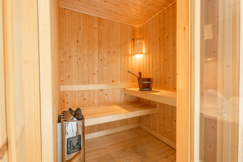 Foto interior de una sauna moderna de madera en Bosrand Wellness Cabin Premium en Vakantiepark De Wiltzangh.