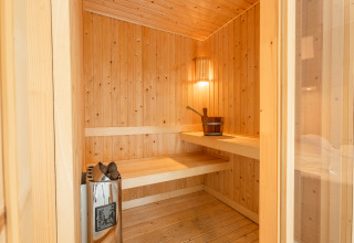 Interno di una moderna sauna in legno nella Bosrand Wellness Cabin Premium al Vakantiepark De Wiltzangh.
