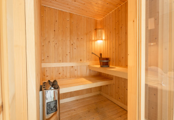 Photo intérieure d’un sauna moderne en bois dans la Bosrand Wellness Cabin Premium, Vakantiepark De Wiltzangh.