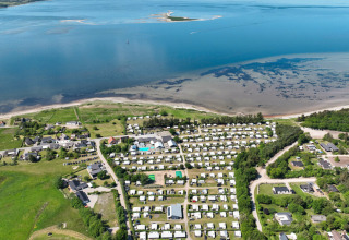 Vista aérea de Hvalpsund Familie Camping en Jutlandia del Norte, Dinamarca, junto a la costa y la playa.