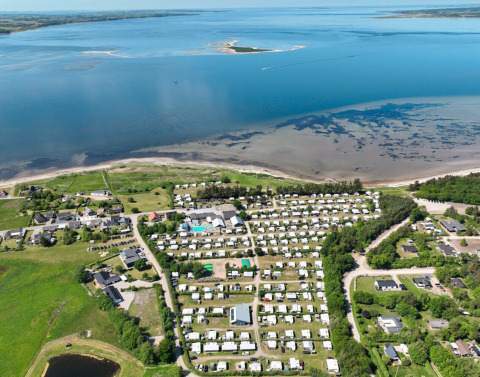 Vue aérienne d’Hvalpsund Familie Camping au nord du Jutland, Danemark, près du bord de mer et du camping.