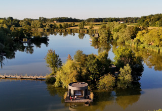 Luchtfoto van een kabine aan het meer in Domaine des Feuilles, Auvergne-Rhône-Alpes, Frankrijk.