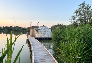 Cabaña flotante con forma de cúpula sobre un lago en Domaine des Feuilles, Auvergne-Rhône-Alpes, Francia.