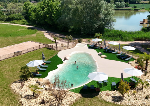 Buitenzwembad en relaxzone in vakantiepark Domaine des Feuilles, Auvergne-Rhône-Alpes, Frankrijk.