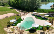 Buitenzwembad en relaxzone in vakantiepark Domaine des Feuilles, Auvergne-Rhône-Alpes, Frankrijk.