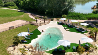 Piscine et espace détente du Domaine des Feuilles, parc de vacances en Auvergne-Rhône-Alpes, France.
