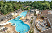 Luftaufnahme des Poolbereichs mit Wasserrutschen und Liegestühlen im Flower Camping Au Bois Des Biches, Pays de la Loire.