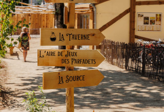 Houten wegwijzers bij Flower Camping Au Bois Des Biches, vakantiedomein in Pays de la Loire, Frankrijk.