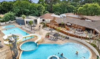 Luchtfoto van het zwembad en de glijbaan van Flower Camping Au Bois Des Biches in Pays de la Loire, Frankrijk.