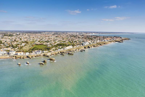 Vue aérienne de Saint Hilaire de Riez, ville côtière des Pays de la Loire, France, avec mer et littoral.