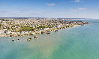 Luftaufnahme von Saint Hilaire de Riez an der Küste der Pays de la Loire, Frankreich, mit Meerblick.