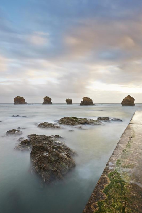 Formazioni rocciose nel mare nebbioso presso Flower Camping Au Bois Des Biches, Pays de la Loire, Francia.