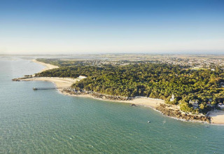 Vista aérea de la costa en Flower Camping Au Bois Des Biches, parque vacacional en Pays de la Loire, Francia.