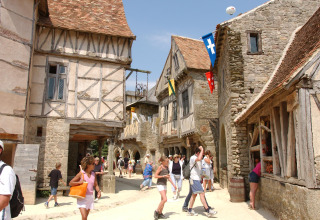 Des visiteurs se promènent dans un village médiéval à pans de bois près de Saint Hilaire de Riez, en Pays de la Loire.