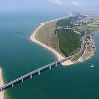 Luftaufnahme einer Brücke bei Saint Hilaire de Riez, die eine Halbinsel in Pays de la Loire mit dem Festland verbindet.