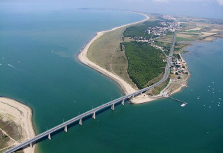 Vue aérienne d’un pont reliant la terre ferme à une péninsule près de Saint Hilaire de Riez, Pays de la Loire, France.