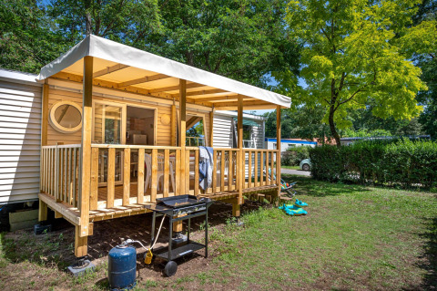 Vista exterior del Stacaravan Confort con terraza cubierta en Flower Camping Au Bois Des Biches en Francia.