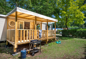 Vista esterna dello Stacaravan Confort con terrazza coperta al Flower Camping Au Bois Des Biches in Francia.