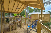Gezellig boomhut Cosyflower met terras bij Flower Camping Au Bois Des Biches, Frankrijk, tussen bomen.