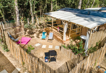 Luchtfoto van Stacaravan Garden chalet met houten terras, ligstoelen, hangmat en afgesloten tuin.