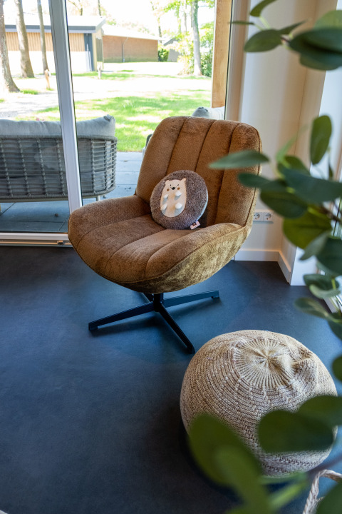 Sillón y puf acogedores en Wood Cottage + hot tub, Holiday park De Witte Berg en los Países Bajos.