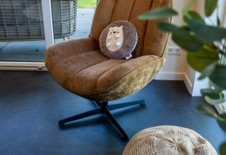 Komfortabel stol og skammel i loungeområdet på Wood Cottage + hot tub, Holiday park De Witte Berg.